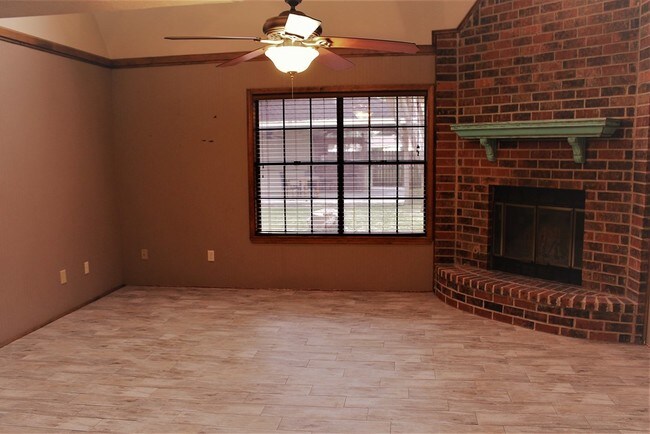 Building Photo - 604 Carriage Lane