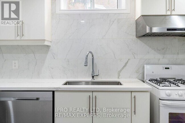 Building Photo - 30 Larchwood Pl