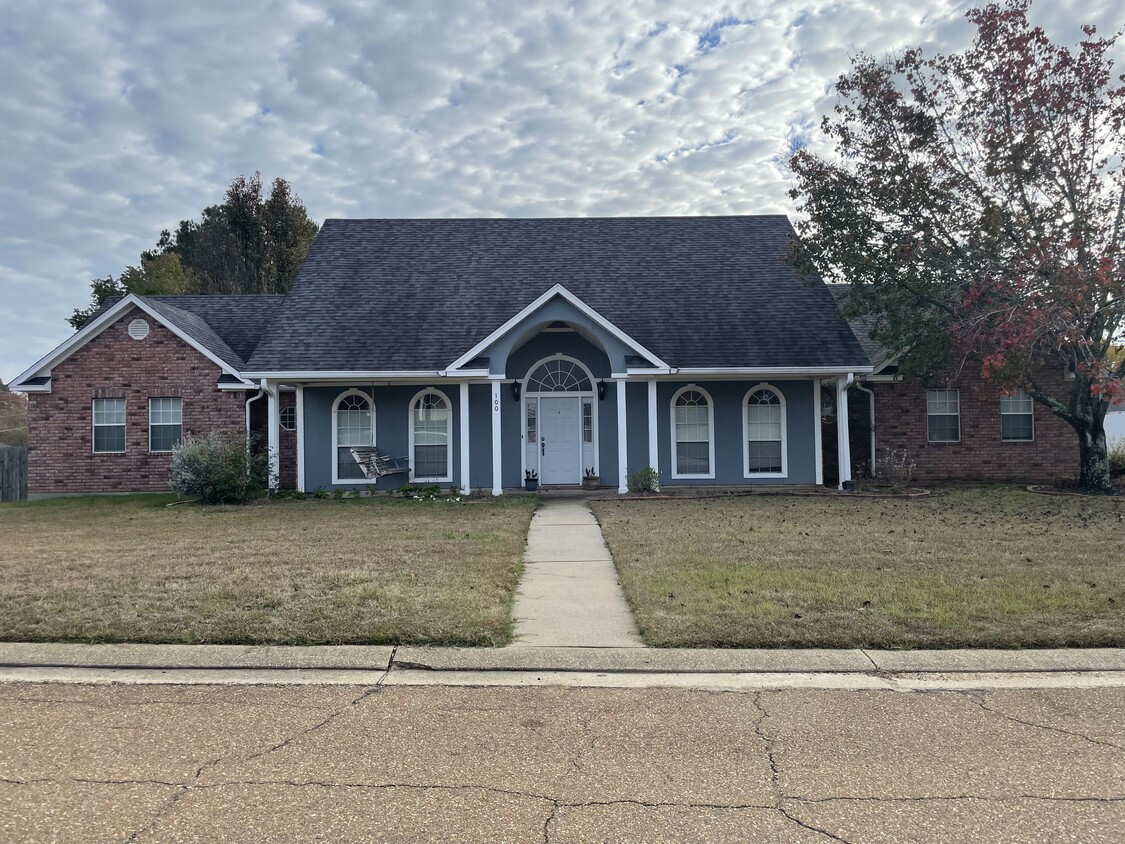 Primary Photo - 100 Lake Powell Dr