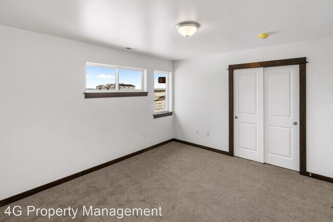 Building Photo - 3 br, 2.5 bath House - 708 Black Diamond U...