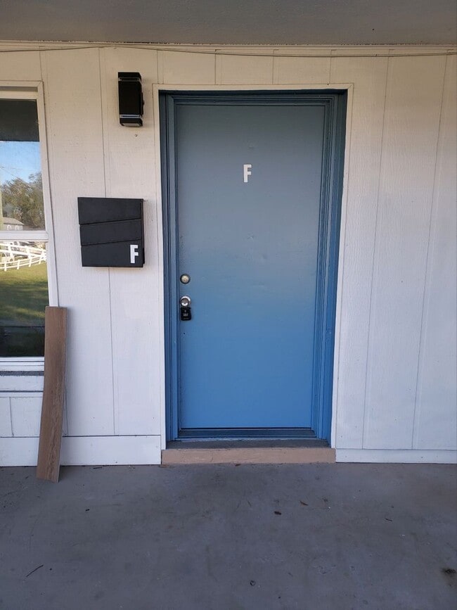 Building Photo - 2 BED 1 BATH READY TO RENT IN PLANT CITY!