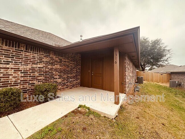 Building Photo - 1316 E Cavanaugh St