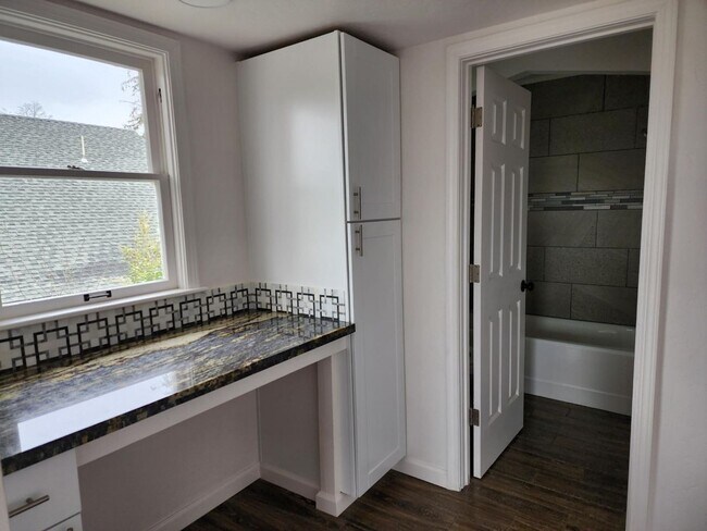 Foto del edificio - Charming Remodeled 3 Bedroom Victorian In Anderson