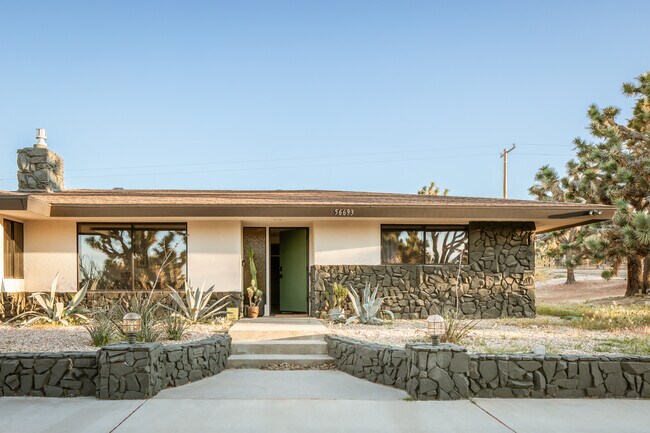 Building Photo - 56693 Desert Gold Dr