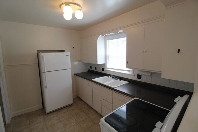 Building Photo - 2 Bedroom 1 Bath Home In Fairway