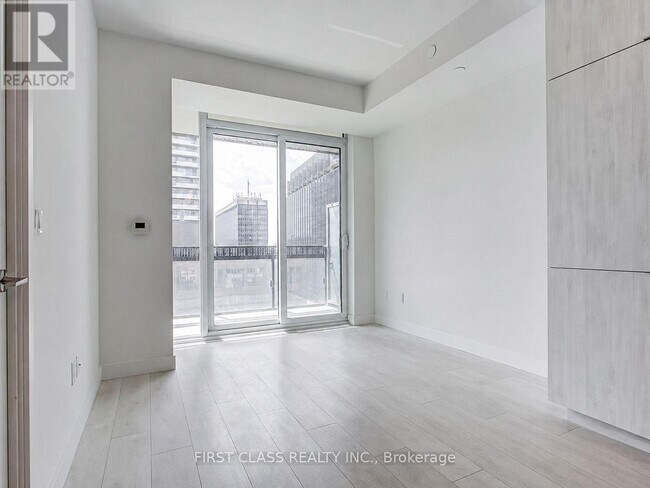 Photo du bâtiment - 8 Eglinton Ave E