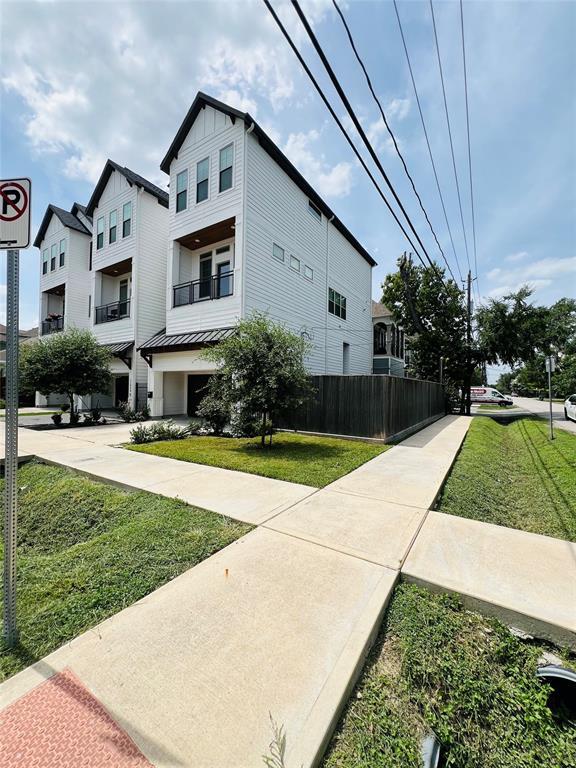 Building Photo - 1103 W 15th 1/2 St