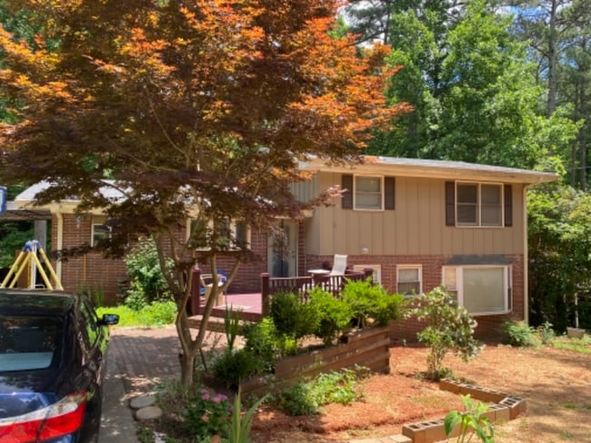 Building Photo - 2467 Woodacres Rd NE