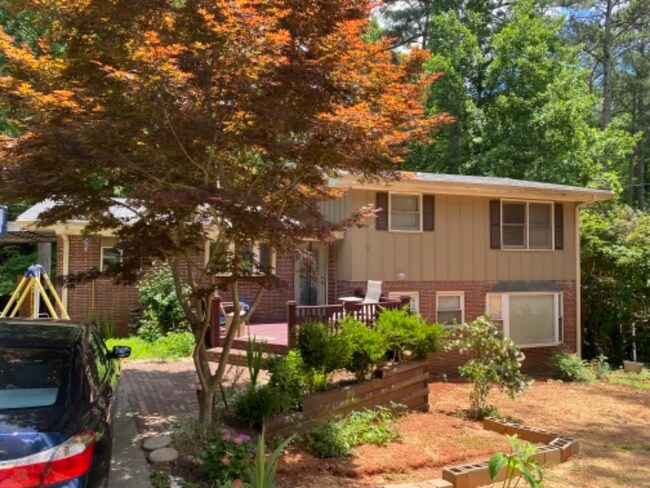 Foto del edificio - 2467 Woodacres Rd NE