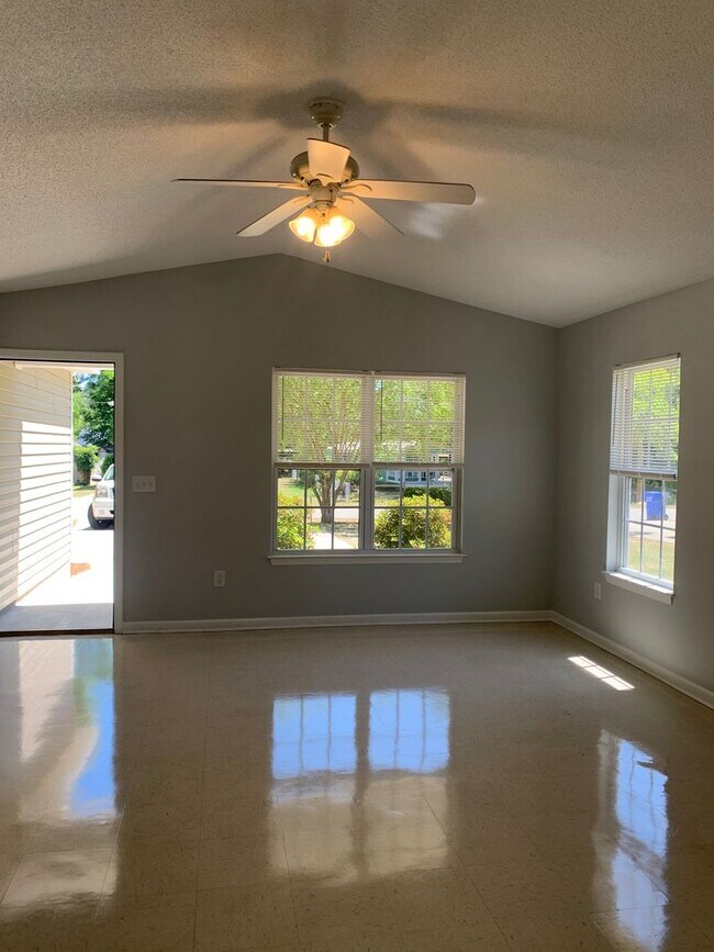 Foto del edificio - 3 Bedroom 2 Bath House on Hillsdale Drive w/Storage