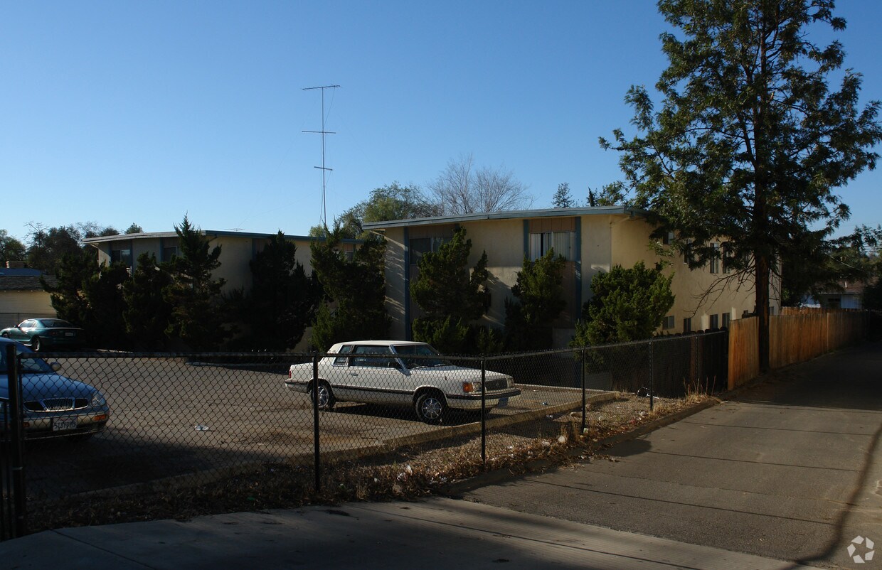 Building Photo - 825-829 B St