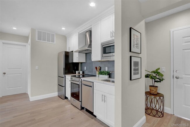 Building Photo - 610 Jericho Tpke