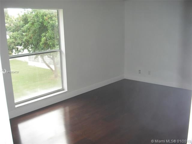 Foto del edificio - 8301 Sands Point Blvd