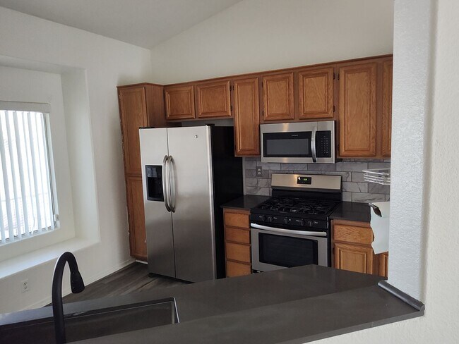 Building Photo - Cozy 2 Bedroom 2 Bathroom with office area