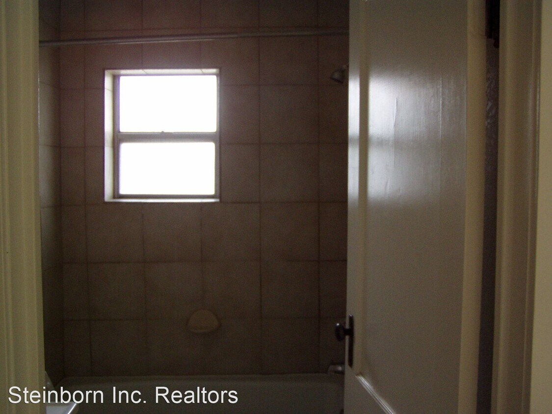 Building Photo - 2 br, 1 bath House - 620 E. Hadley Ave
