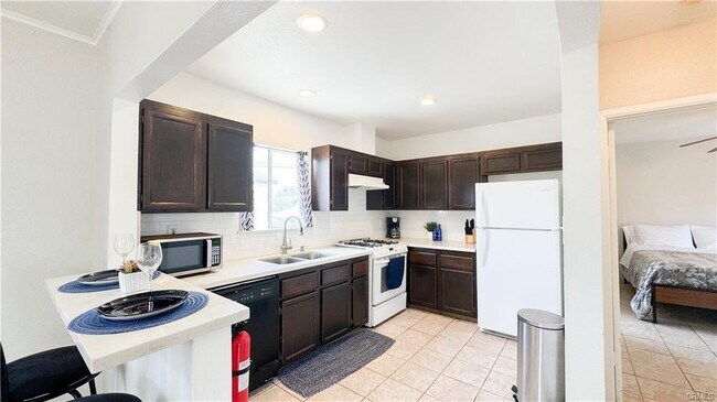 Kitchen and breakfast area - 5853 Friends Ave