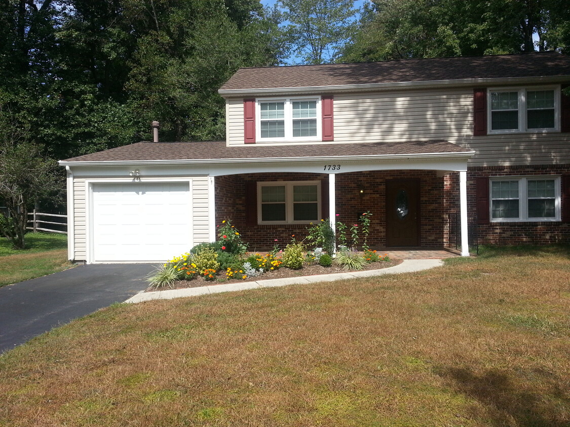 Primary Photo - 1733 Swinburne Ave