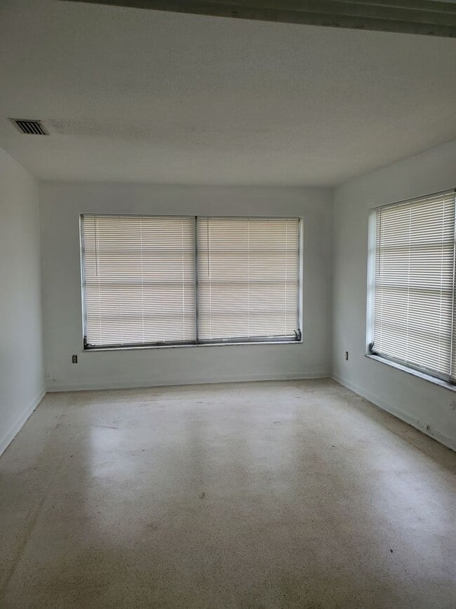 Building Photo - GREAT LOCATION DOWNTOWN CLEARWATER