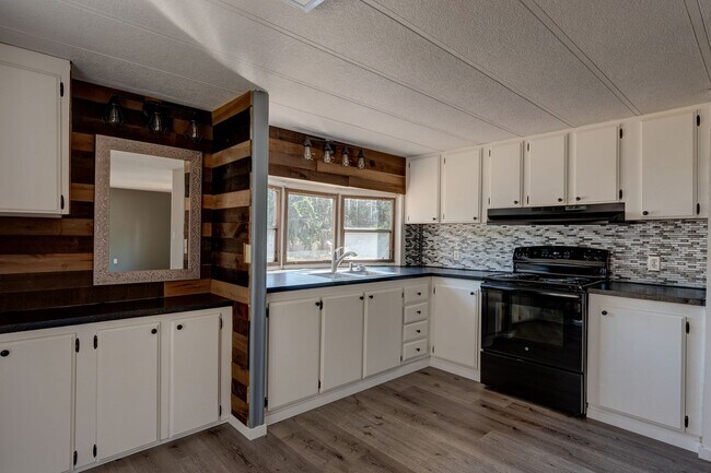 Building Photo - 2 Bedroom, 1 bath Minutes from NAS Whidbey