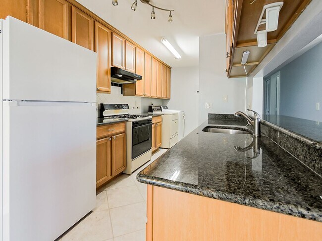 Building Photo - Welcome to this charming 2 bedroom, 1 bath...