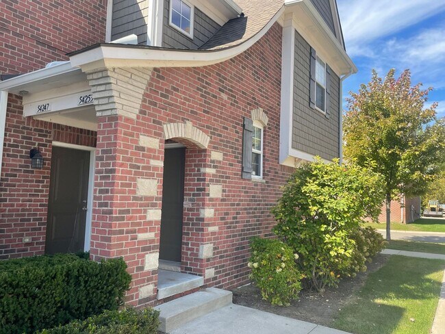 Foto del edificio - Shelby Township - 3 Bedroom, 2 Bath, End-Unit condo style w/Att Garage