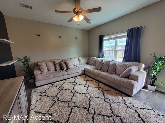 Foto del edificio - 4 br, 2.5 bath House - 404 Huntington Dr. NE