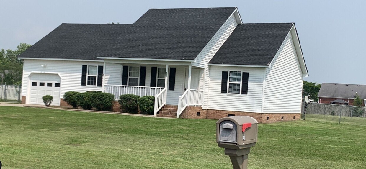 Primary Photo - Beautiful home located right outside City ...