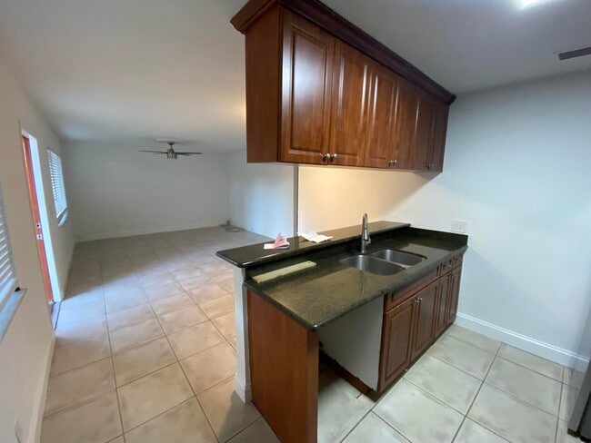 Building Photo - 2124 Catherine Dr