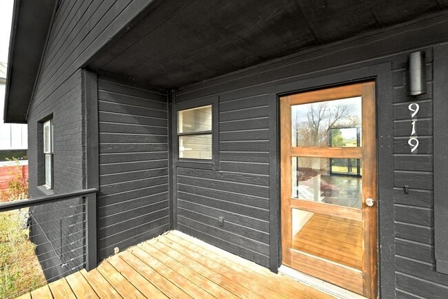 Building Photo - 919 Walter St