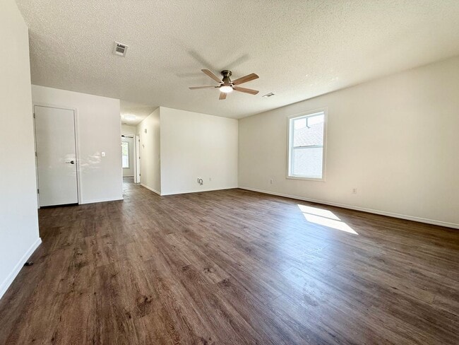 Foto del edificio - ***5905 B Sara Street***