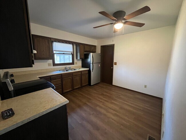 Building Photo - 225 Teakwood