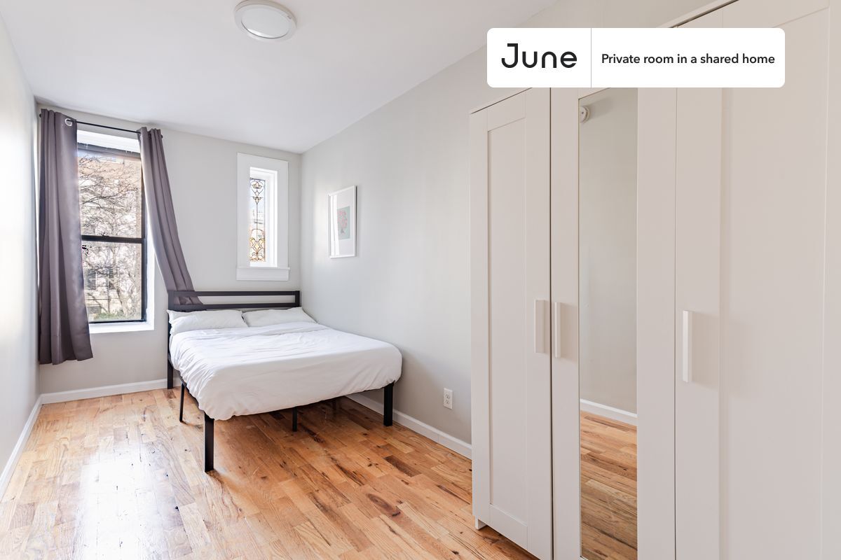 Foto principal - Room in Shared 4 bed/2 bath home