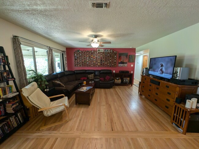 Building Photo - 10104 La Placita Dr