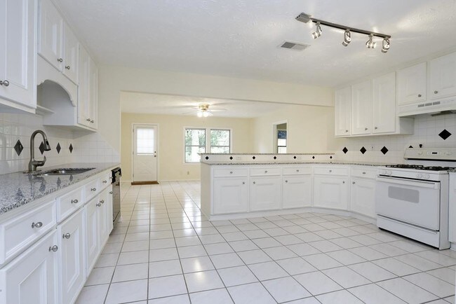 Foto del edificio - 6621 Westview Dr