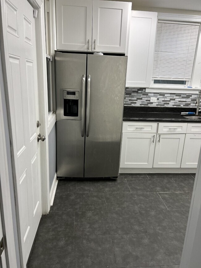 Building Photo - Charming 3-Bedroom Home | Updated Kitchen | Shared Laundry