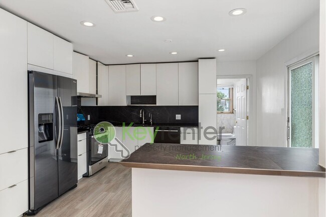 Foto del edificio - Spacious 4-Bedroom Home in Maywood | Yard, Home Office & Solar Panels
