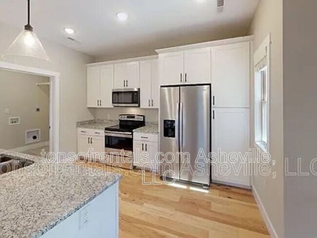 Foto del edificio - 583 Fairview Rd