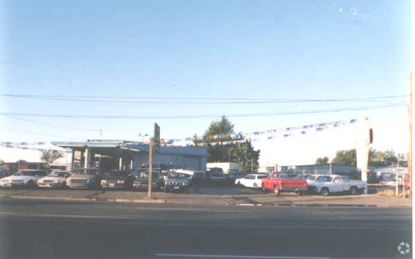 Building Photo - 10315-10323 NE Sandy Blvd