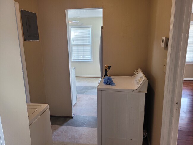 Lavandería con vista a la cocina, sala de estar a la derecha. - 115 Thomas Blvd