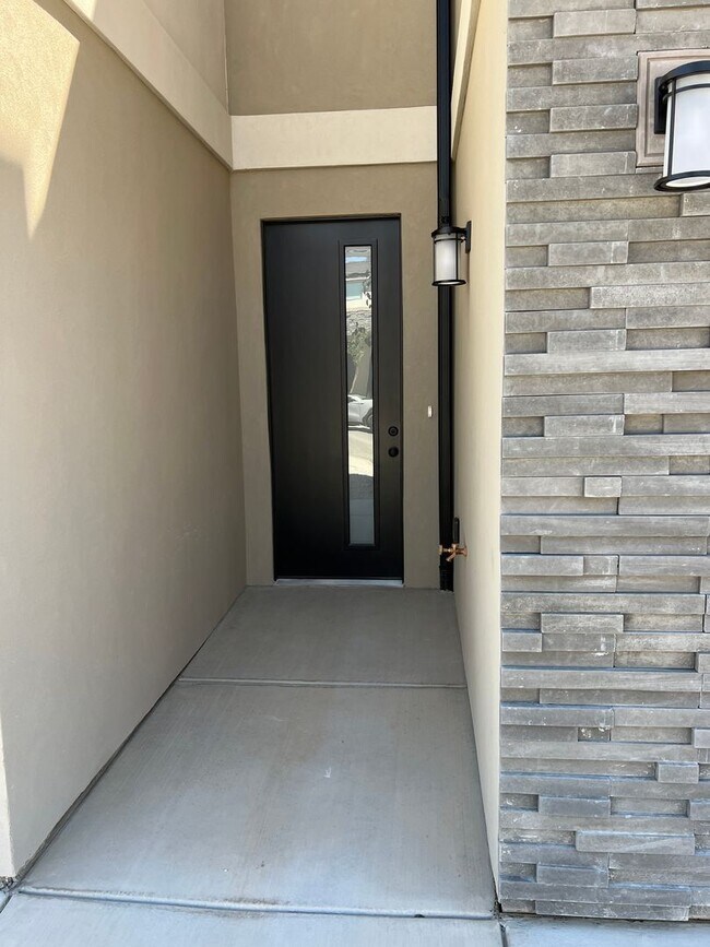 Building Photo - Newer 4 bedroom townhome in South Desert Gardens!