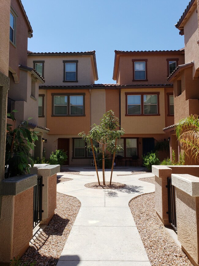 Foto del edificio - $500 off First Months Rent! High End Dual ...