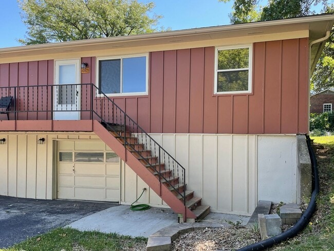 Building Photo - {10105} Charming 2 bedroom + 1 car garage + updated bathroom