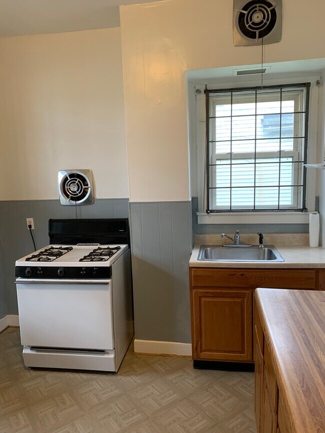 Kitchen - 7351 S Green St