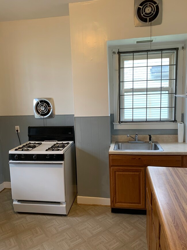 Kitchen - 7351 S Green St