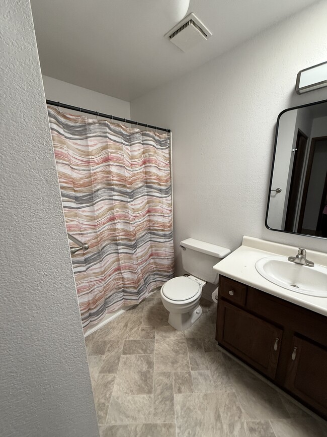 Main bathroom - 3054 Wellington Ave