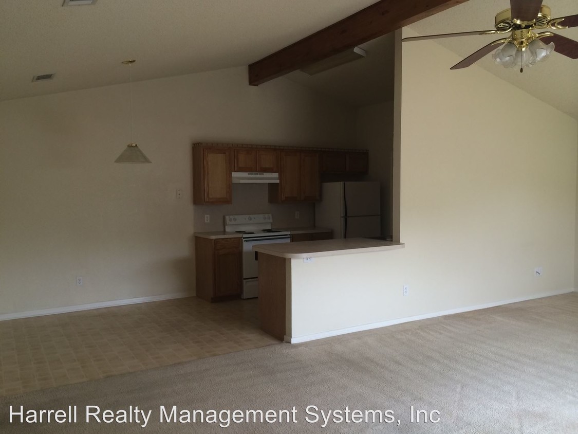 Building Photo - 1631 Breezy Dr