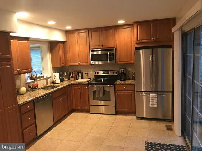 Building Photo - 5515 Englishman Pl