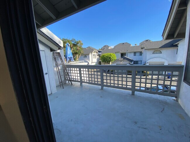 Building Photo - 520 Via De La Valle