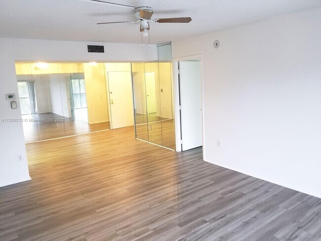Building Photo - 4170 Inverrary Dr
