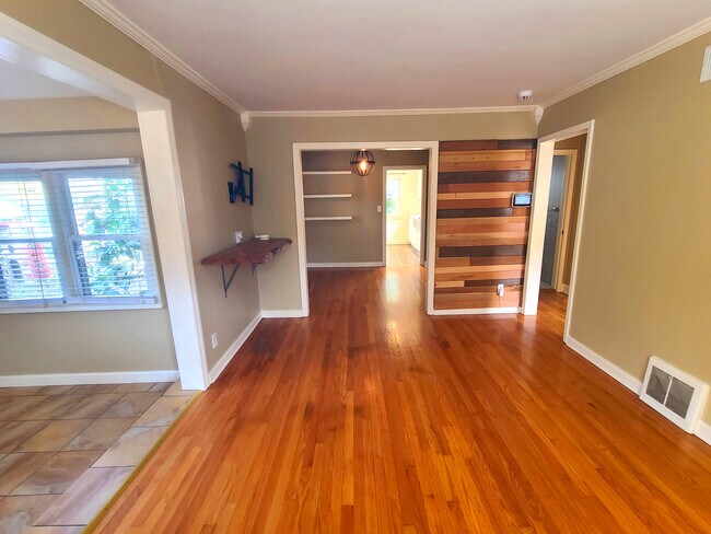 Foto del edificio - 8217 Belleview Ave